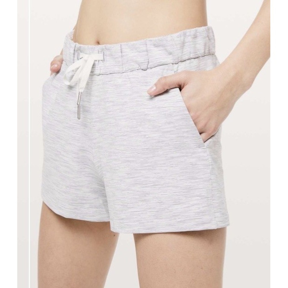 Lululemon On The Fly Shorts 2.5" Sz 6 Ice Grey Striped Medium Rise Drawcord